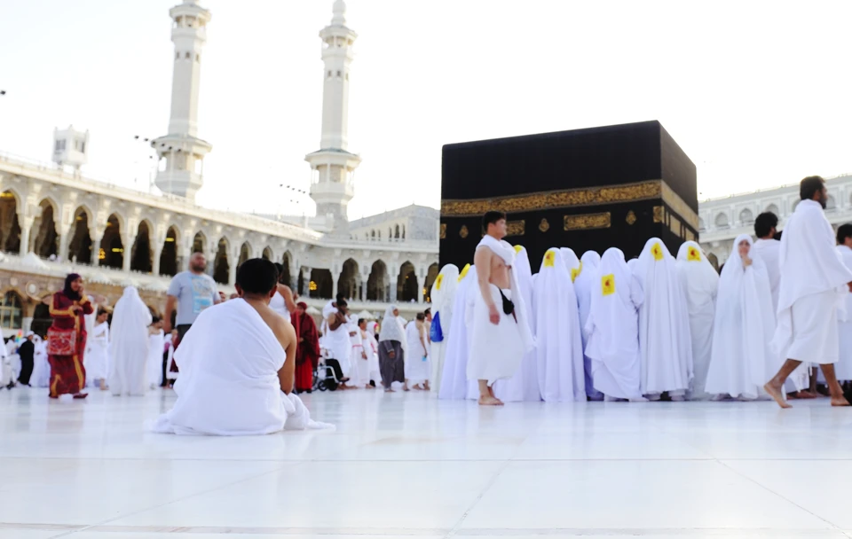 gambar ka'bah dengan kumpulan orang yang sedang beribadah